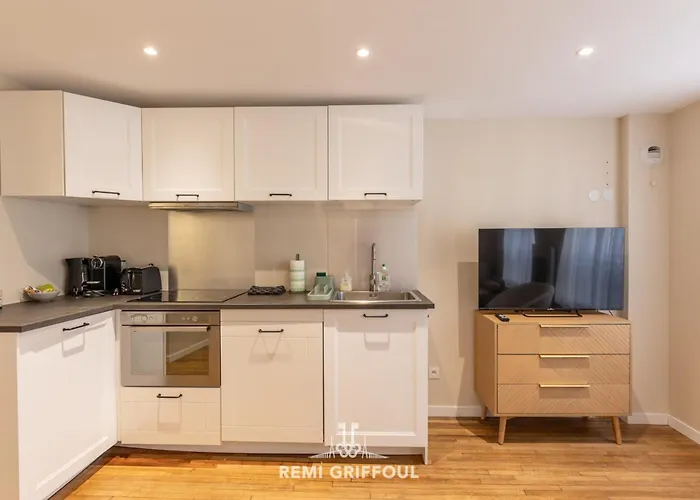 Le Bois Bleu 2nd Floor Elegance & Comfort In The Heart Of